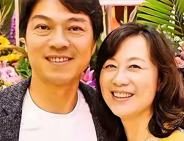 61岁江嘉良似30岁小伙，同框62岁妻子像母子！恩爱多年甜蜜依旧
