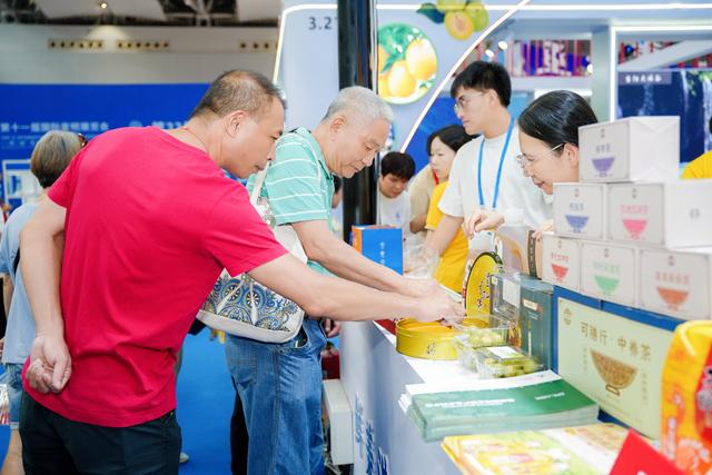 看机器人炫技、买名优产品、吃全国美食……第33届广州博览会开幕