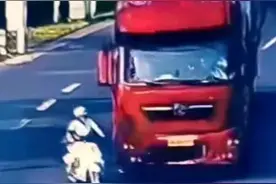 奇怪了，摩托车直入主干道，与货车碰撞，货车还要担责，网友炸锅图片