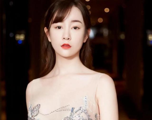 张檬哺乳期海边度假不穿内衣，胸部下垂明显，背后原因让人共情