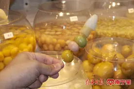 水果拌着辣椒卖，传统小吃酸嘢走红图片