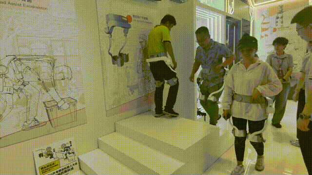 WRC现场｜排队体验人挤爆的展台，展出了什么"神仙"装备？