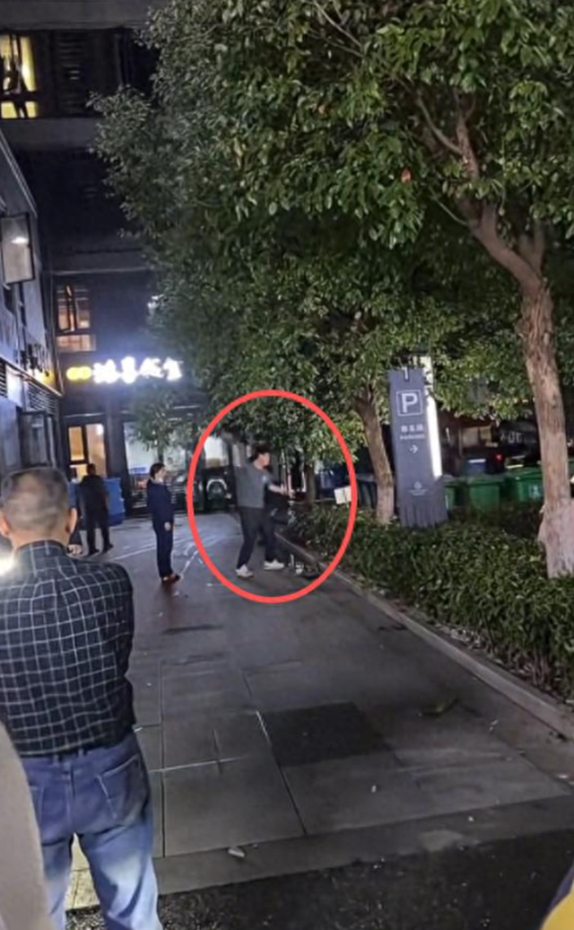 拴绳马犬遭柯基主人用酒瓶、砖头暴打，“持续约20分钟”，正在医院抢救；警方介入：已传唤涉事男子调查