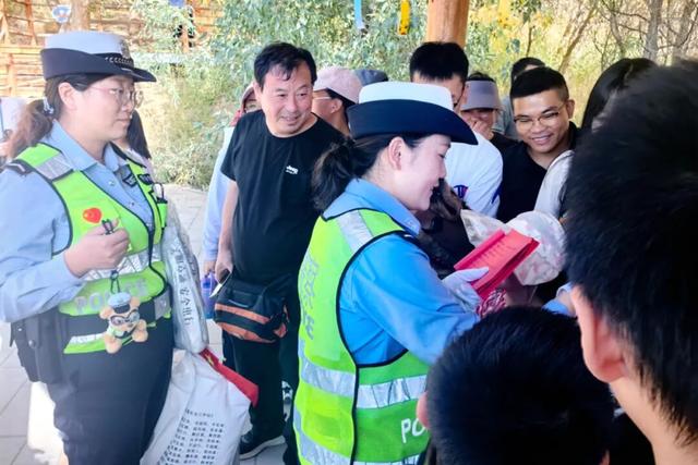 【阳光下的守护】胡杨林里的“安全课堂”：高台交警趣味竞猜话安全