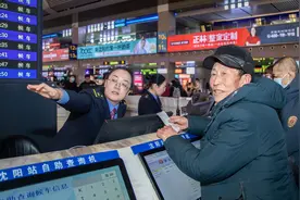 列车“雷锋”常相伴 出行无忧爱相连 |沈阳站志愿服务图片