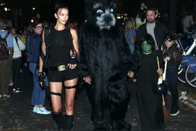 纽约街拍盛宴：超模伊莉娜-莎伊克黑色背心、短裤Cos古墓丽影造型图片