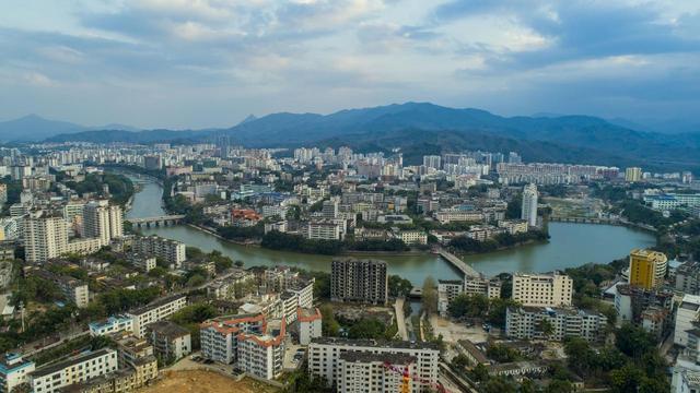 东北人大量涌进海南消夏，三亚难道也成了避暑胜地，靠谱吗