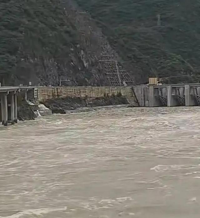新郎跳河后续！3人已被处罚，并非传闻那么简单，父亲发声更扎心