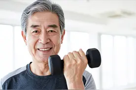 医生提倡：超过55岁的中老年人，宁可多走路，也别做这4种运动图片