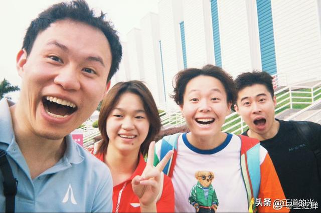 全红婵晒自拍 五官长开了 看着更文静了 和好友在一起好放松好开心