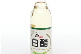 不管衣服染上什么颜色，水里加点它，瞬间恢复本色图片