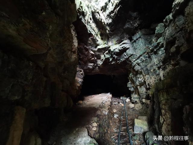 探险贵州深山原始溶洞，遇见一个躲匪洞、一座红军坟