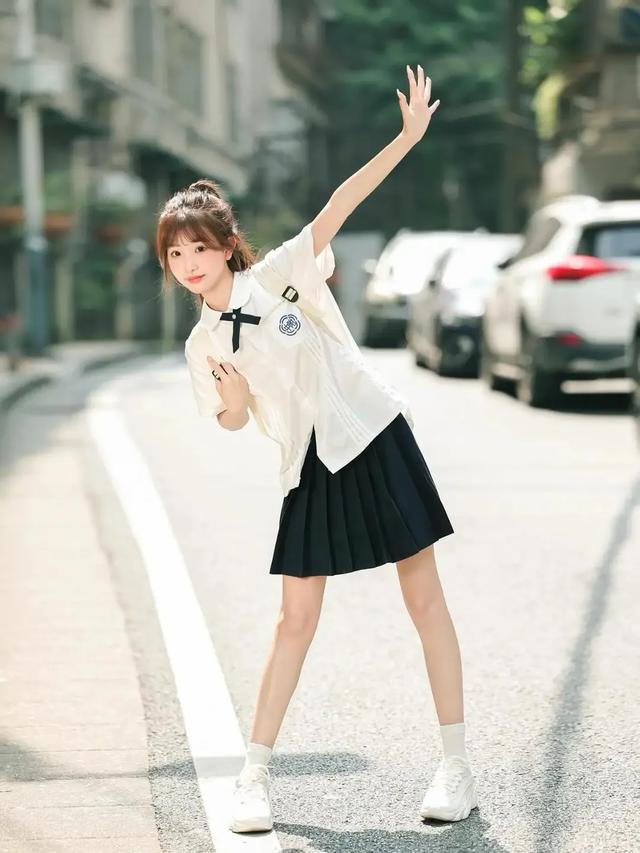 甘肃兰州一校花，楚楚动人，倾国倾城	，这气质堪称校园天花板