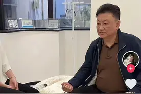 61岁王宁忍受血净痛苦，金龟子却跑去做美容，有其母必有其女！图片