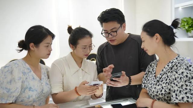 别人在度假,他们在"闭关"!义乌六区老板狂学"AI魔法"!