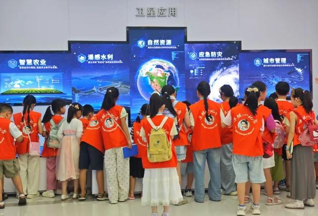 东坡小记者走进眉山天府新区，探索卫星科技