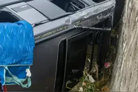 男子逆行救援，连人带车被洪水冲走后惊险逃生！比亚迪：赠予一辆豹 5 及全套救援装备图片