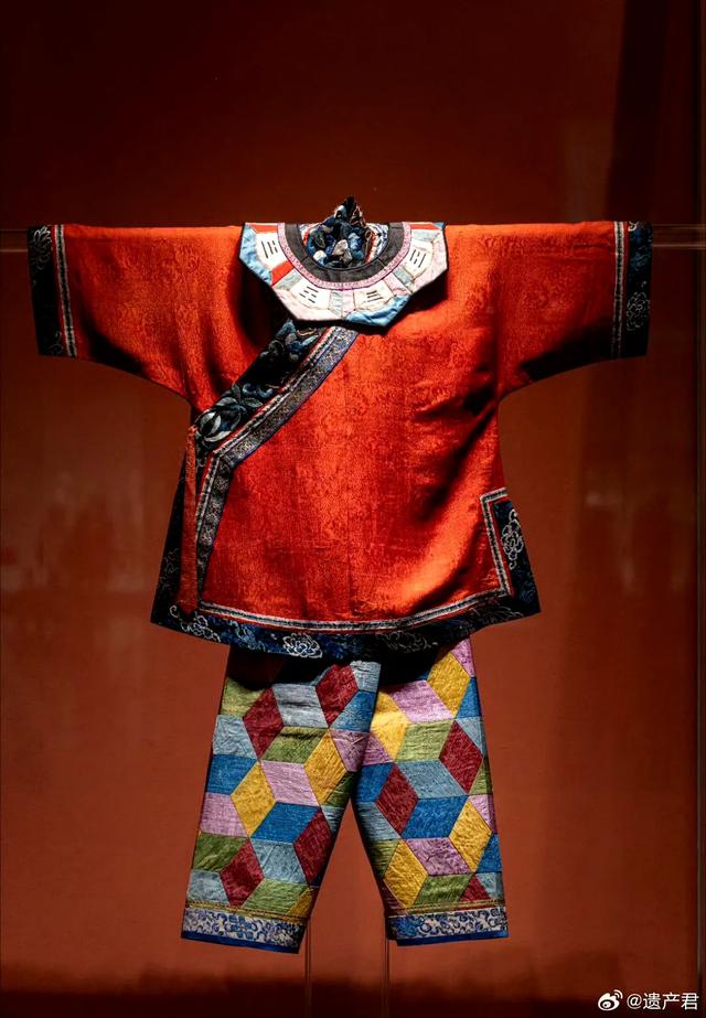 清代汉族百衲童装，北京服装学院民族服饰博物馆藏。