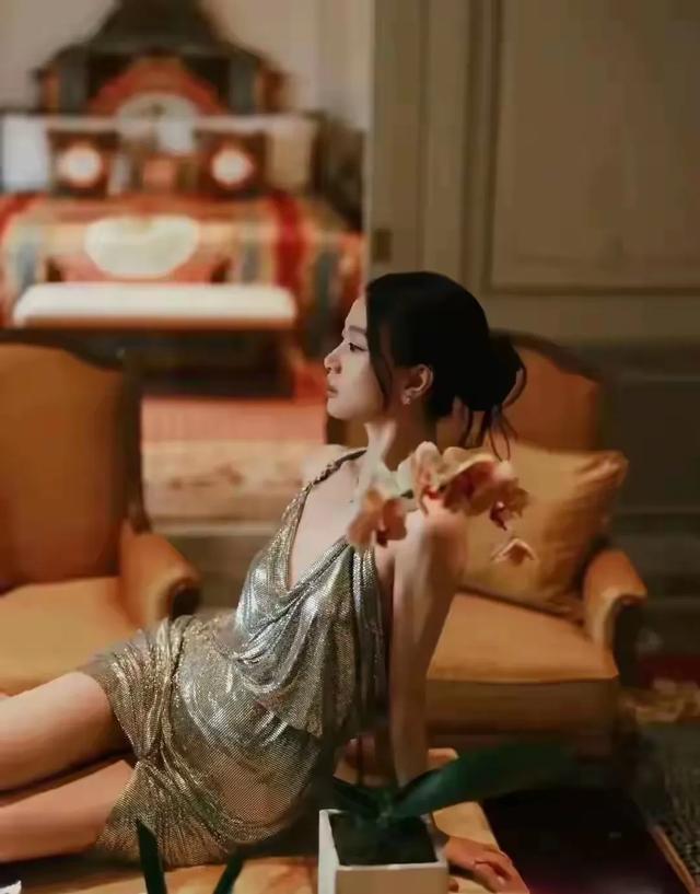 李梦彻底放开了 穿吊带裙这身材太绝了 性感优雅很迷人 状态真的绝了