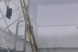 湖北一小区物业在地下停车场私挖泳池？当地：已叫停施工，责令恢复原状图片