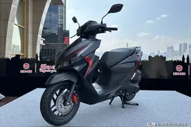 新车｜售价8680元起，五羊本田NWX125/SPACY 125上市，小型平踏板图片