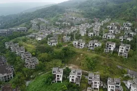 重庆“酒店大王”破产，119栋烂尾别墅法拍7个亿图片