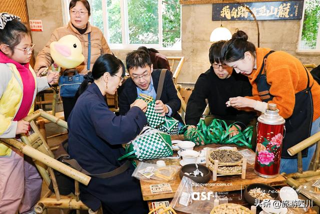 盖碗茶里听变脸，老茶馆赴非遗约雅诗阁中国2025成都地区感恩嘉年华成功举办