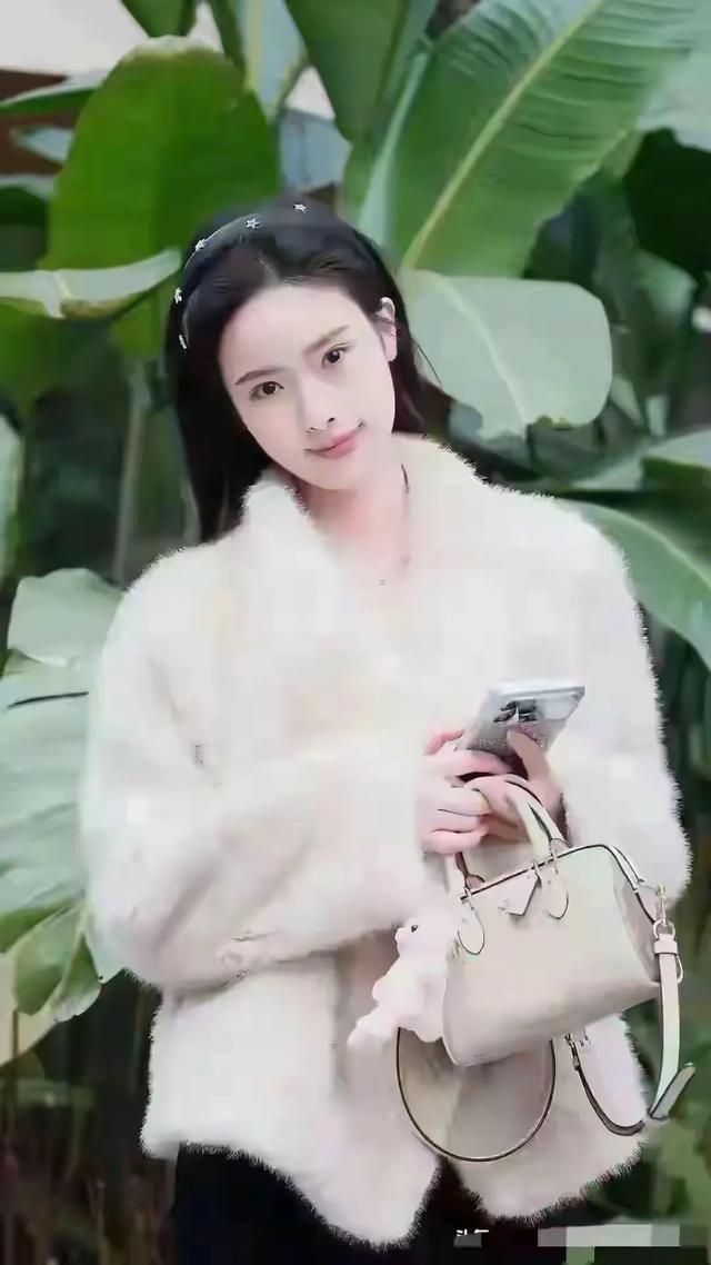 甘肃兰州一佳人太漂亮了	，五官精致，身材高挑，美得让人移不开眼