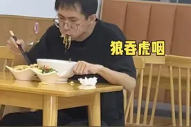 女子怀疑老公出轨，叫跑腿跟踪拍下老公“偷吃”画面，笑不活了！图片