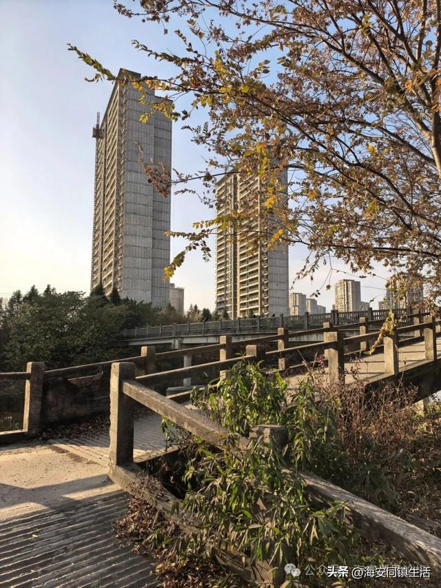 在海安新立发桥上看看老通扬河的水，回味春秋风云！