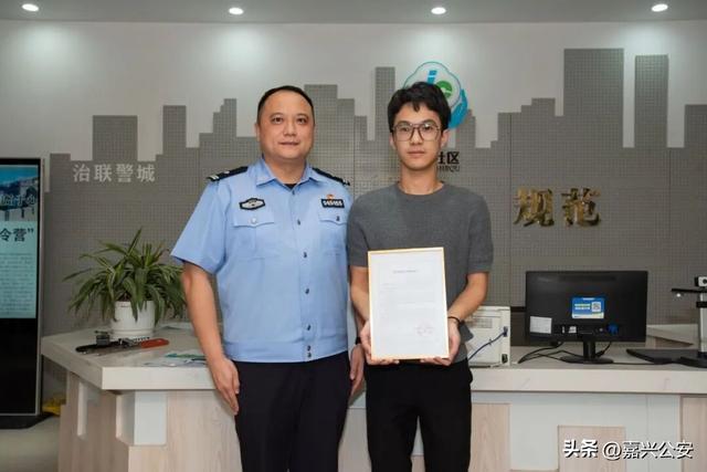 危险！女孩悬在三楼窗外！