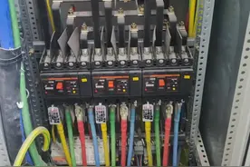 一个配电柜的安装接线，能发现3处以上的错误，说明你也是高手图片