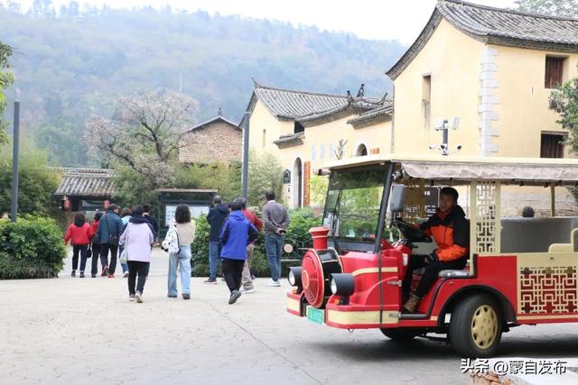 “谢谢你，蒙自！”碧色寨景区有面锦旗墙，藏着最美的风景