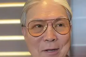 他们不戴眼镜后差点没认出来，霍震霆眼睛小好多，王家卫像路人图片