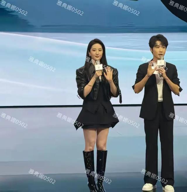 成都太古里偶遇刘亦菲逛街，素颜没网上夸的那么仙，有点儿萝卜腿