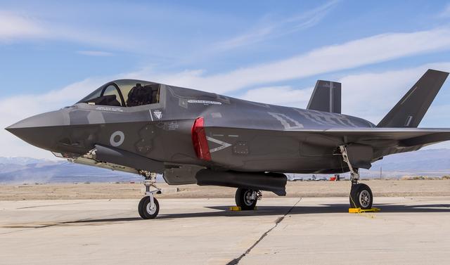 美军航展只顾炫技？F22故障戳破纸老虎，中国这一招才叫降维打击