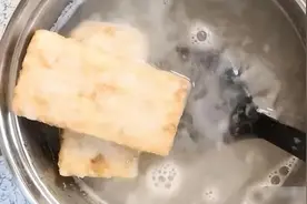 吃一块顶一天！为啥军用压缩饼干这么抗饿？放水中煮30分钟就懂了图片