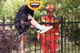 湖南岳阳：男生为抄近道翻越栅栏，怎料“技术”有限，小腿不慎卡在铁杆之间高高挂起，姿势十分夸张图片