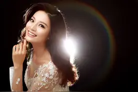 央视美丽主持人孟盛楠，一树梨花，谁来折枝图片