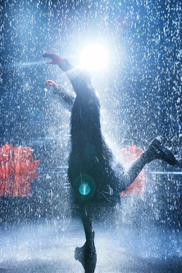 41岁李宇春	，主动走入暴雨中心