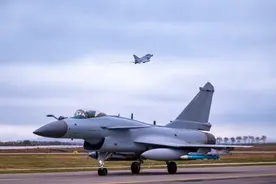 人民空军高光时刻——2018年4月16日，歼-10C战斗机开始担负战斗值班任务图片