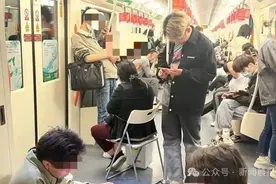 从小马扎到靠背椅，上海地铁“板凳族”再引热议，网友吵翻！图片