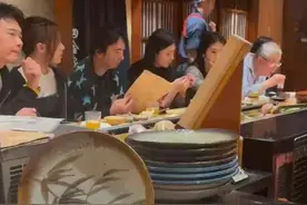 王思聪带三名美女日本聚餐，下巴后缩太严重，网友建议他去整容图片