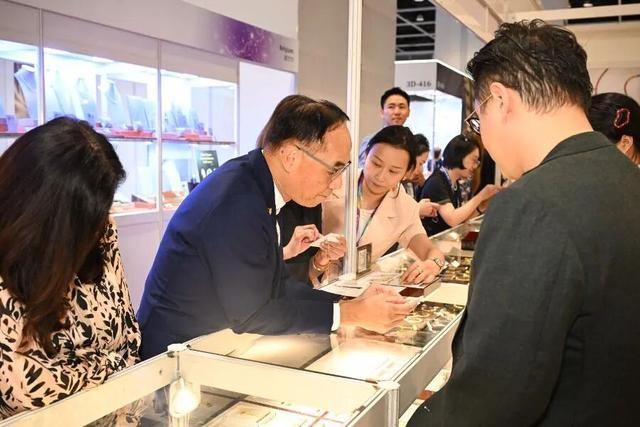 黄金首破 4000 美元！年内飙涨 50%央行爆买，揭秘暴涨背后核心原因
