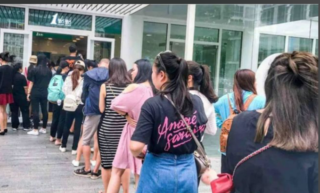 当1.3亿老外涌入中国，西方媒体发现不太对劲，是剧本拿反了吗