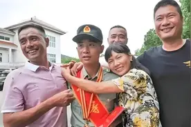 解放军战士王亮2分钟勇救4人，荣获一等功，提干并保送军校图片