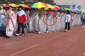 校方就退60件演出服道歉：回收服装承担相关费用，双方和解图片