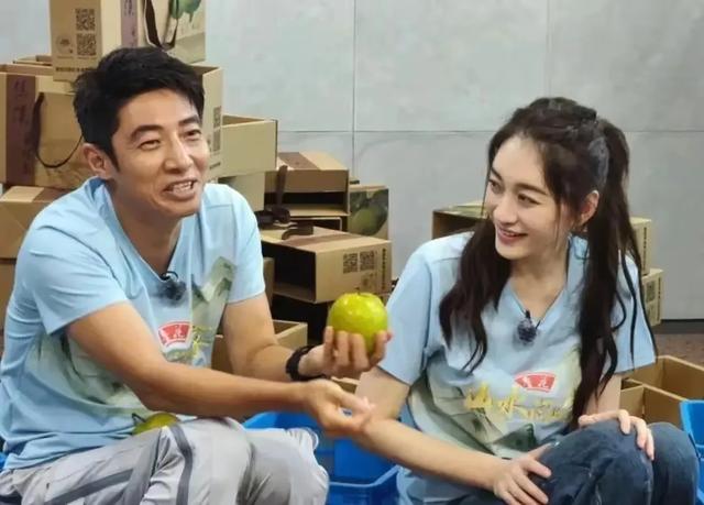 撒贝宁与给小冉同框49岁差辈儿，白到发光。