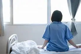 妻子躺在床上难受，丈夫却在隔壁和医生有说有笑，她：扎心了图片