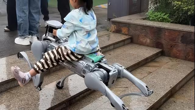 万元机器狗预售倒计时！能遛娃、取快递的家庭机器人时代真来了？